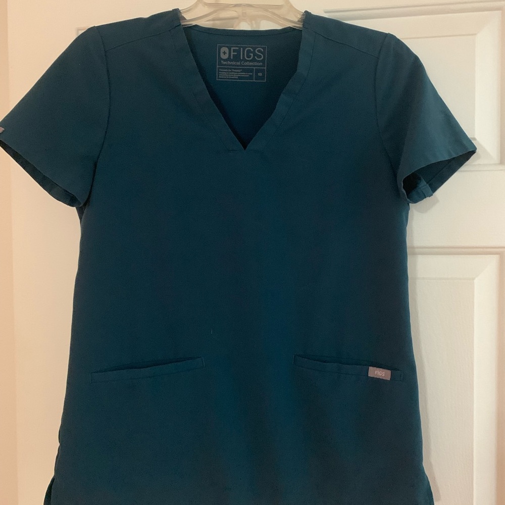 Figs scrub top